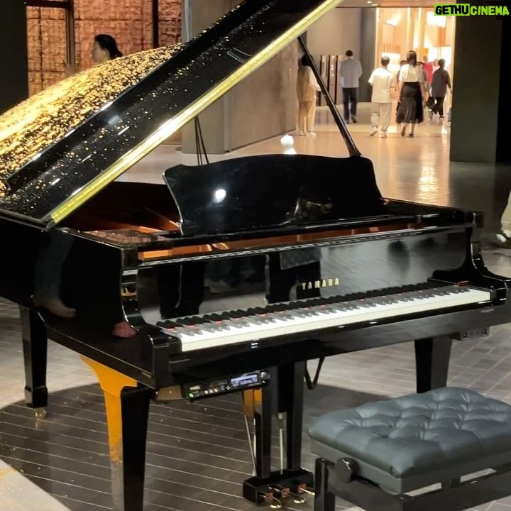 Park So-jin Instagram - Philippe Parreno✨ 천재.이렇게 세계관 넘치는 아티스트들 너무 사랑함. 한국에서의 전시는 맛보기 같다. 전시장 한켠에 있는 그의 책들을 꼭 한장한장 보시면 좋겠다. 배두나 배우님의 소름돋는 ann lee도 차분히 마주하고선 감탄이 절로 터졌고, 나를 그의 우주로 초대한 공간에서는 현대무용 퍼포먼스가 퇴장까지 기깔났다. 설치미술 이런거였나 워후👧🏼💖