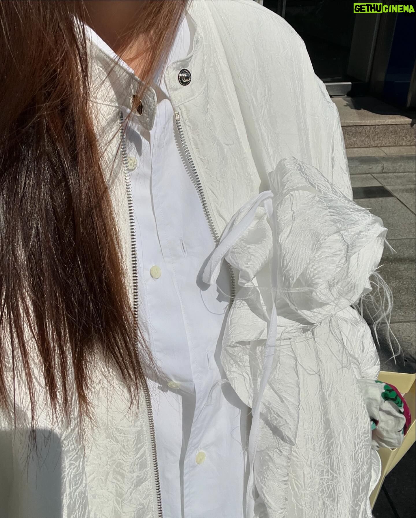 Park So-jin Instagram - 놀이터에서 친구 기다리는거 최소 30년만 🛝🌞🫧🥀