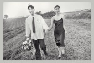 Park So-jin Instagram - 안녕하세요 여러분, 
제가🫢
아주 사적이지만
제 인생에 큰 기쁨의 순간을 앞두고 .
여러분에게도 좋은 소식을 나누려고 합니다.💌

다가오는 11월 . 지구에서 가장 사랑하는, 이동하라는 사람과 평생을 함께하기로 약속했어요.
네 . 제가 결혼을 앞둔 신부가 되었습니다 👰🏻‍♀️🤍

제 마음의 빈 곳들을 사랑으로 채워준 사람이고,
삶을 살아내기 바빴던 저에게 마음의 쉴 곳을 내어준 사람이에요. 또 저 스스로를 세상에 귀한 사람임을 알게 해준
제가 존경하고 사랑하는 분입니다.

이 사람과 함께 앞으로의 시간들을 더욱 소중하고 지혜롭게, 성실히 살아가려 해요.

지내오던 대로 저는, 이곳을 통해 소소한 저의 일상을 계속 전할게요. 
그리고 무엇보다 배우로서 좋은 작품, 좋은 연기로 사랑과 응원에 보답하도록, 이 또한 성실히 해내겠습니다. 

어린 날의 저부터 긴 시간 저를 응원하고 사랑해 주신 팬분들,
오늘도 이 글을 읽고 애정으로 지켜봐 주시는 모든 분께
진심으로 감사드립니다♥️

박소진 올림 .