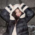Park So-jin Instagram - 어제 종일 눈 내리는데 페트레이가 있어서 얼마나 다행이었는지. 😯🩶☃️ 아주 가벼운데 이불 덮은 것 같은 체온. 큰 모자가 목과 등 보온을 잘해줘서 인가. 깊은 모자에 뽀글털이 이글루에 들어가도 나를 지켜줄것처럼 포근함과 따뜻함을 줬어요. 반했어 #페트레이 . 혹시 관심있으시다면. . . 저는 42사이즈 골랐어요, #제품제공
