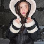 Park So-jin Instagram - 어제 종일 눈 내리는데 페트레이가 있어서 얼마나 다행이었는지. 😯🩶☃️ 아주 가벼운데 이불 덮은 것 같은 체온. 큰 모자가 목과 등 보온을 잘해줘서 인가. 깊은 모자에 뽀글털이 이글루에 들어가도 나를 지켜줄것처럼 포근함과 따뜻함을 줬어요. 반했어 #페트레이 . 혹시 관심있으시다면. . . 저는 42사이즈 골랐어요, #제품제공