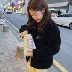 Park So-jin Instagram - 너는 겨울이라면 이것을 지나칠 수 없다. “붕어빵” 겉이 바삭하고 뜨겁고 달콤한 팥이 너의 입 속을 행복하게 할 것.🫶🏻 나는 슈붕 한마리와 팥붕 허리부터 꼬리를 선호한다. 당신의 선택은?