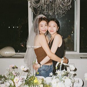Park So-jin Instagram - BRIDAL SHOWER 👰🏻‍♀️💐🌼🌺🌸
고마워, 사랑해, 나의 소녀들🩶 내게 늘 가장 최고의.
너희는 여전히 사랑스럽고 예쁜. 그러나 내가 제일 예쁜. 
.
.
이혜리 유튜브 채널에. 이것은 우리만의 특별한. 여전히 시끌벅적한.