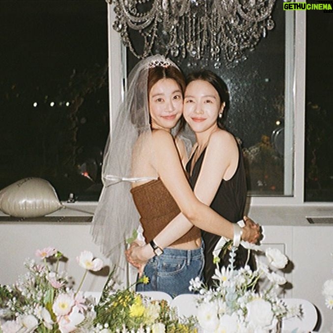 Park So-jin - 131.8K Likes - BRIDAL SHOWER 👰🏻♀️💐🌼🌺🌸
고마워, 사랑해, 나의 소녀들🩶 내게 늘 가장 최고의.
너희는 여전히 사랑스럽고 예쁜. 그러나 내가 제일 예쁜.
.
.
이혜리 유튜브 채널에. 이것은 우리만의 특별한. 여전히 시끌벅적한.