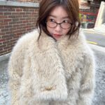 Park So-jin Instagram - 이것은 추운 날씨에도 나를 따뜻하게 . 실제의 색상은 상자를 열어보고 감탄. 아주 고급스러운 베이지의. 그러나 햇빛을 통해 예쁜 노란빛이 있는. 나는 일상에서 청바지 치마 등등의 여러 스타일링이 가능했다 이것은 아주 자연스러운 모습에도 잘 스며드는 . 완벽한 퍼자켓 . 역시 분더캄머는 나의 최고의. . . ㅋㅋㅋㅋㅋㅋㅋㅋㅋ어때 이것은 내가 시도하는 #구글맵리뷰체 껄껄😄 . 분더캄머 12월 1일 롯데잠실몰에서 상당한 세일의 날이 있다. 너희는 이것을 놓쳐서는 안되는. 이번 겨울 가장 큰 기회 .