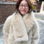 Park So-jin Instagram - 이것은 추운 날씨에도 나를 따뜻하게 . 실제의 색상은 상자를 열어보고 감탄. 아주 고급스러운 베이지의. 그러나 햇빛을 통해 예쁜 노란빛이 있는. 나는 일상에서 청바지 치마 등등의 여러 스타일링이 가능했다 이것은 아주 자연스러운 모습에도 잘 스며드는 . 완벽한 퍼자켓 . 역시 분더캄머는 나의 최고의. . . ㅋㅋㅋㅋㅋㅋㅋㅋㅋ어때 이것은 내가 시도하는 #구글맵리뷰체 껄껄😄 . 분더캄머 12월 1일 롯데잠실몰에서 상당한 세일의 날이 있다. 너희는 이것을 놓쳐서는 안되는. 이번 겨울 가장 큰 기회 .