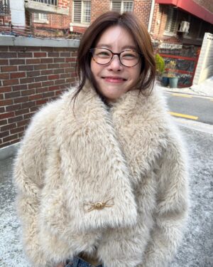 Park So-jin Instagram - 이것은 추운 날씨에도 나를 따뜻하게 . 실제의 색상은 상자를 열어보고 감탄. 아주 고급스러운 베이지의. 그러나 햇빛을 통해 예쁜 노란빛이 있는. 나는 일상에서 청바지 치마 등등의 여러 스타일링이 가능했다 
이것은 아주 자연스러운 모습에도 잘 스며드는 . 완벽한 퍼자켓 . 
역시 분더캄머는 나의 최고의. 
.
.
ㅋㅋㅋㅋㅋㅋㅋㅋㅋ어때 이것은 내가 시도하는 #구글맵리뷰체
껄껄😄 . 
분더캄머 12월 1일 롯데잠실몰에서 상당한 세일의 날이 있다.
너희는 이것을 놓쳐서는 안되는. 이번 겨울 가장 큰 기회 .
