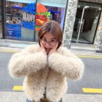 Park So-jin Instagram - 이것은 추운 날씨에도 나를 따뜻하게 . 실제의 색상은 상자를 열어보고 감탄. 아주 고급스러운 베이지의. 그러나 햇빛을 통해 예쁜 노란빛이 있는. 나는 일상에서 청바지 치마 등등의 여러 스타일링이 가능했다 이것은 아주 자연스러운 모습에도 잘 스며드는 . 완벽한 퍼자켓 . 역시 분더캄머는 나의 최고의. . . ㅋㅋㅋㅋㅋㅋㅋㅋㅋ어때 이것은 내가 시도하는 #구글맵리뷰체 껄껄😄 . 분더캄머 12월 1일 롯데잠실몰에서 상당한 세일의 날이 있다. 너희는 이것을 놓쳐서는 안되는. 이번 겨울 가장 큰 기회 .