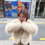 Park So-jin Instagram - 이것은 추운 날씨에도 나를 따뜻하게 . 실제의 색상은 상자를 열어보고 감탄. 아주 고급스러운 베이지의. 그러나 햇빛을 통해 예쁜 노란빛이 있는. 나는 일상에서 청바지 치마 등등의 여러 스타일링이 가능했다 이것은 아주 자연스러운 모습에도 잘 스며드는 . 완벽한 퍼자켓 . 역시 분더캄머는 나의 최고의. . . ㅋㅋㅋㅋㅋㅋㅋㅋㅋ어때 이것은 내가 시도하는 #구글맵리뷰체 껄껄😄 . 분더캄머 12월 1일 롯데잠실몰에서 상당한 세일의 날이 있다. 너희는 이것을 놓쳐서는 안되는. 이번 겨울 가장 큰 기회 .
