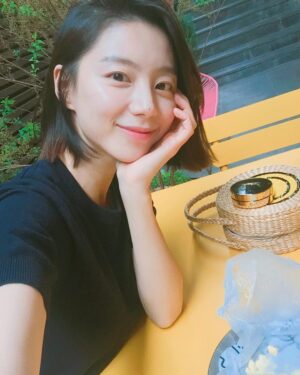Park Soo-jin Instagram - 아이고 시원해라♡

#단발