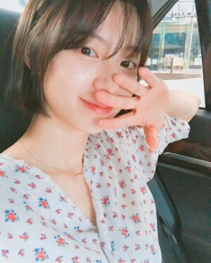 Park Soo-jin Instagram - 점점 짧아지는 단발머리♡

#에이바이봄#하나쌤#연수잘다녀와#4개월버팀용숏단발