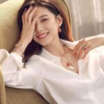 Park Soo-jin Instagram - 모니카비나더♡ #우아한#주얼리#레이어드#모니카비나더#인그레이빙#선물#럭셔리#블링블링