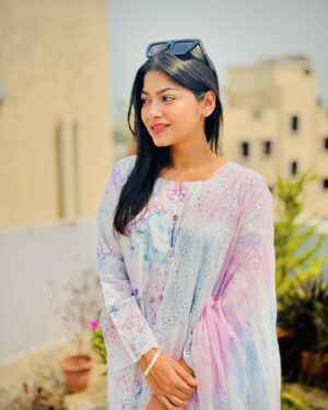 Parsa Evana Instagram - Behind every sweet smile there is a bitter sadness that no one can ever see and feel.. 
Eid Mubarak 🤍