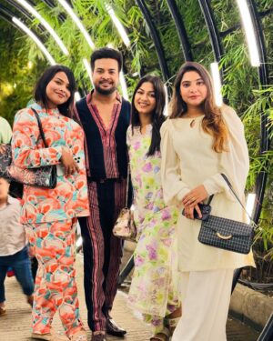 Parsa Evana Instagram - Whenever we get together it’s like we’ve never been apart.About last night with them 🤍