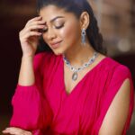 Parsa Evana Instagram – “This is your yearly reminder that fairies are real.”
MUA- @zahidkhanbridalmakeover 
Jewelery- @javer.byarohye11