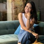 Patcharasri Benjamas Instagram - Hidden gem in Bangkok @baantukdinhotel @din.restaurant.jazzbar ร้านสวยมากกกกกก โรงแรมเก๋มากกกกกก อาหารอร่อยมากก ตอนนี้มีเมนูฉลองคริสมาสต์ด้วย แต่อาหารไทยอร่อยไม่แพ้กัน ตกเย็นค่ำมีแจ๊สให้ฟัง ศุกร์ เสาร์ อาทิตย์ ร้านอยู่แถวถนนดินสอ กลางวันถ่ายรูปดี กลางคืนฟังเพลงดี รู้เรื่อง!! #บ้านตึกดิน #baantukdin #dinrestaurantandjazzbar #shalobaboutiquecoffee