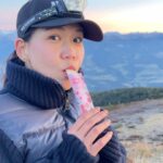 Patcharasri Benjamas Instagram - กลางคืนอย่างห้าว ตอนเช้าอย่างง่วง! ตื่นมาปีนเขาตี4 สภาพคือให้เขาช่วยตลอดทางขึ้นและลง!!! #kalamareitaly