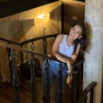 Patcharasri Benjamas Instagram - Hidden gem in Bangkok @baantukdinhotel @din.restaurant.jazzbar ร้านสวยมากกกกกก โรงแรมเก๋มากกกกกก อาหารอร่อยมากก ตอนนี้มีเมนูฉลองคริสมาสต์ด้วย แต่อาหารไทยอร่อยไม่แพ้กัน ตกเย็นค่ำมีแจ๊สให้ฟัง ศุกร์ เสาร์ อาทิตย์ ร้านอยู่แถวถนนดินสอ กลางวันถ่ายรูปดี กลางคืนฟังเพลงดี รู้เรื่อง!! #บ้านตึกดิน #baantukdin #dinrestaurantandjazzbar #shalobaboutiquecoffee