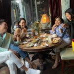 Patcharasri Benjamas Instagram - Hidden gem in Bangkok @baantukdinhotel @din.restaurant.jazzbar ร้านสวยมากกกกกก โรงแรมเก๋มากกกกกก อาหารอร่อยมากก ตอนนี้มีเมนูฉลองคริสมาสต์ด้วย แต่อาหารไทยอร่อยไม่แพ้กัน ตกเย็นค่ำมีแจ๊สให้ฟัง ศุกร์ เสาร์ อาทิตย์ ร้านอยู่แถวถนนดินสอ กลางวันถ่ายรูปดี กลางคืนฟังเพลงดี รู้เรื่อง!! #บ้านตึกดิน #baantukdin #dinrestaurantandjazzbar #shalobaboutiquecoffee