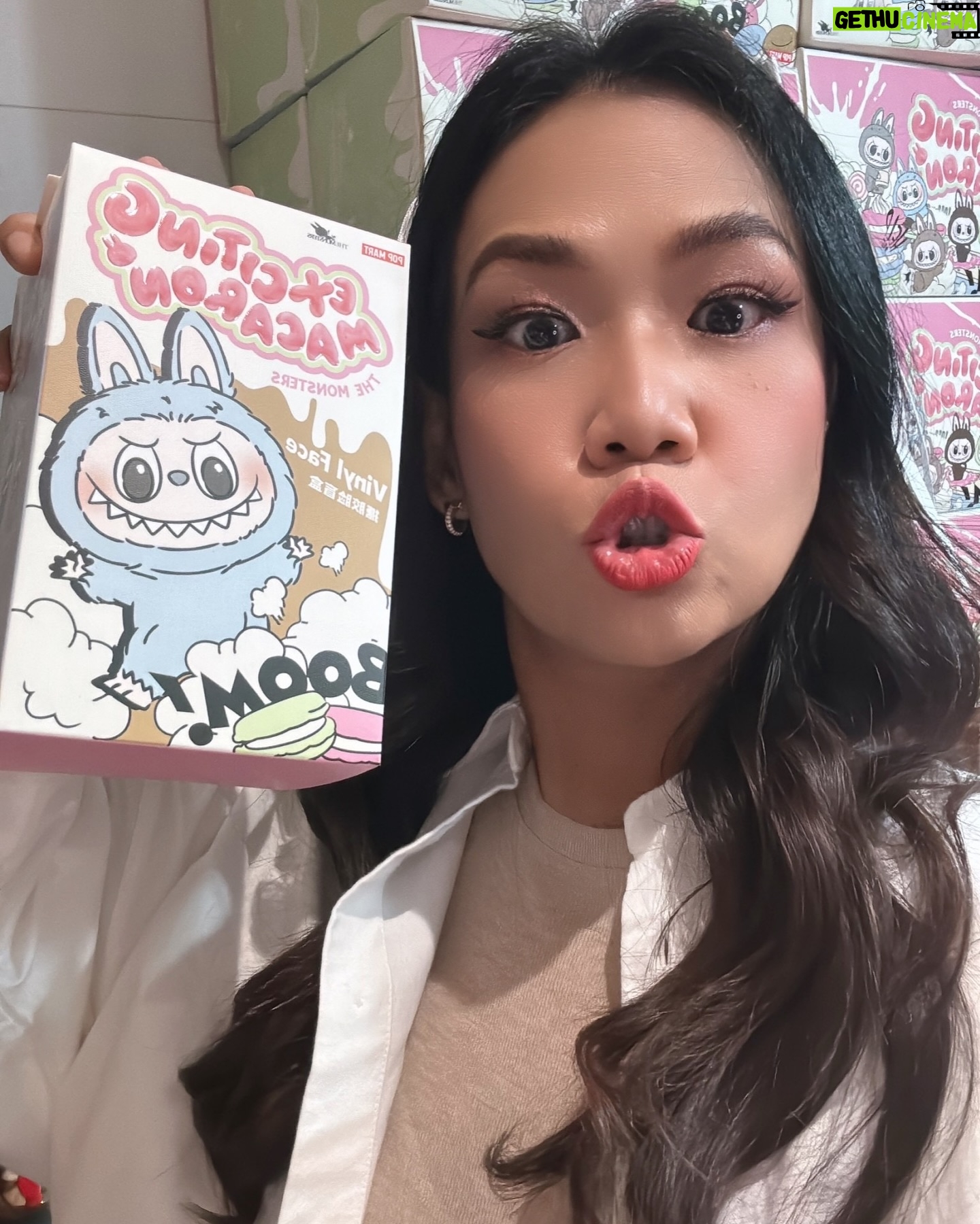 Patcharasri Benjamas Instagram - คืนนึ้ น้อง #ลาบูบู้ จะไปอาละวาดที่ page :Kalamare 19.30 น. เจอกันนะคะ #ครั้งนี้เราต้องได้