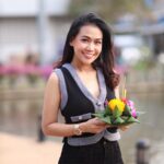Patcharasri Benjamas Instagram – ลอยกระทงยังไงก็ไม่แฮปปี้เท่าลอยกะเธอ 😆