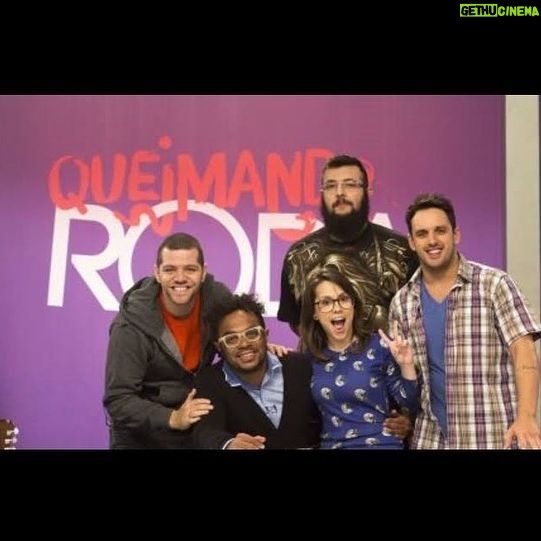 Patrícia dos Reis - 48.4K Likes - Você lembra quando começou a me seguir?
Pergunto isso porque até eu mesma às vezes esqueço de como eu cheguei até aqui, pois já são quase 13 anos fazendo conteúdo para internet.
Claro que hoje em dia as pessoas entendem mais fácil o que são os influenciadores e criadores de conteúdos, mas nem sempre foi assim e eu vou contar a minha história…
O Youtube chegou no Brasil em 2007 e eu apareci no meu primeiro vídeo do Galo Frito em 2009, ou seja, faziam só dois anos que a plataforma tinha chegado por aqui e a gente já estava lá desbravando. E desbravando real porque nessa época Youtube não dava dinheiro nãoooo, isso rolou tempos depois.
Mas foi aí que sem saber o que o futuro reservava,eu que era estudante de Publicidade e Propaganda, larguei tudo, tranquei a faculdade no último período, larguei meu trabalho de atendente de call center e vim parar aqui como Pathy dos Reis.
E nesses anos todos eu: acumulei milhões de views em paródias icónicas (sim gente nem eu sei cantar as músicas originais sem lembrar das paródias), dei vida a Pathy que te Pariu uma personagem que eu fazia no Galo Frito,criei um canal solo no YT, escrevi um livro de terror, participei de vários programas de TV, carreguei a tocha olímpica, participei de um filme, fiz peça de teatro, apareci em revistas e jornais, tive dois podcasts, um programa de rádio, dei palestra e trabalhei e ainda trabalho com várias marcas incríveis!
Vendo hoje no que a internet se transformou e vem se transformando é foda demais ver como a minha vida se transformou junto sabe?
Venho de uma época que viver de internet parecia quase impossível, as marcas estavam começando a entender como trabalhar com "os youtubers" (nessa época não tinha o nome de influencer hahaha) e do lado de cá eu tava tentando entender o que ia ser da minha vida, como eu ia ganhar dinheiro, se ia rolar viver só disso, quanto tempo ia durar e sempre foram muitos questionamentos.
Há quem diga que eu sumi da internet, pq parei de fazer paródias e vídeos de humor, mas eu arrisco dizer que eu me dei um tempo pra entender quem era eu nessa imensidão que me engoliu e me fez crescer na marra.
(CONTINUA NOS COMENTÁRIOS)