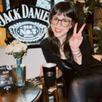 Patrícia dos Reis Instagram - A @jackdanielsbrasil me convidou pra conhecer o @drosophylabar um dos bares que faz parte do projeto “As donas do bar” e foi um role muito legal! Além de bons drinks rolou a gravação do podcast da @diacast.oficial onde as meninas entrevistaram o ícone da @oficial_formiga 🤩 E depois ainda rolou uma roda de conversa com várias mulheres dos mundos dos esportes pra gente falar mais sobre os rótulos que a gente recebe ao longo do caminho e pensar juntas em como a gente pode se ajudar a ir quebrando algumas barreiras. Foi uma experiência muito legal! Então fica o convite pra vocês conhecerem o projeto “As donas do bar” e apoiarem mais mulheres ❤️ Beba com Moderação #18 #publi