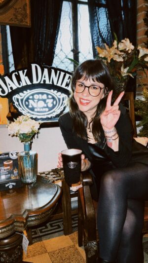 Patrícia dos Reis Instagram - A @jackdanielsbrasil me convidou pra conhecer o @drosophylabar um dos bares que faz parte do projeto “As donas do bar” e foi um role muito legal! 

Além de bons drinks rolou a gravação do podcast da @diacast.oficial onde as meninas entrevistaram o ícone da @oficial_formiga 🤩

E depois ainda rolou uma roda de conversa com várias mulheres dos mundos dos esportes pra gente falar mais sobre os rótulos que a gente recebe ao longo do caminho e pensar juntas em como a gente pode se ajudar a ir quebrando algumas barreiras. 

Foi uma experiência muito legal! Então fica o convite pra vocês conhecerem o projeto “As donas do bar” e apoiarem mais mulheres ❤️

Beba com Moderação
#18 
#publi