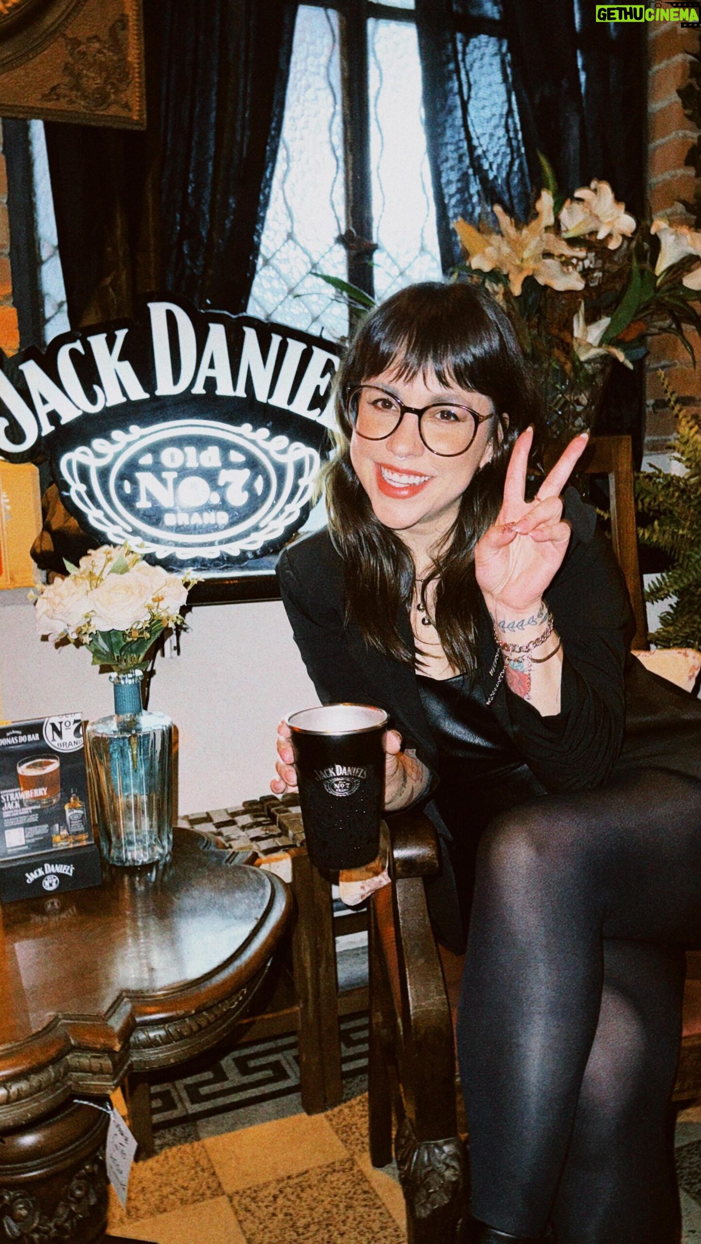 Patrícia dos Reis - 2.8K Likes - A @jackdanielsbrasil me convidou pra conhecer o @drosophylabar um dos bares que faz parte do projeto “As donas do bar” e foi um role muito legal!
Além de bons drinks rolou a gravação do podcast da @diacast.oficial onde as meninas entrevistaram o ícone da @oficial_formiga 🤩
E depois ainda rolou uma roda de conversa com várias mulheres dos mundos dos esportes pra gente falar mais sobre os rótulos que a gente recebe ao longo do caminho e pensar juntas em como a gente pode se ajudar a ir quebrando algumas barreiras.
Foi uma experiência muito legal! Então fica o convite pra vocês conhecerem o projeto “As donas do bar” e apoiarem mais mulheres ❤️
Beba com Moderação
#18
#publi