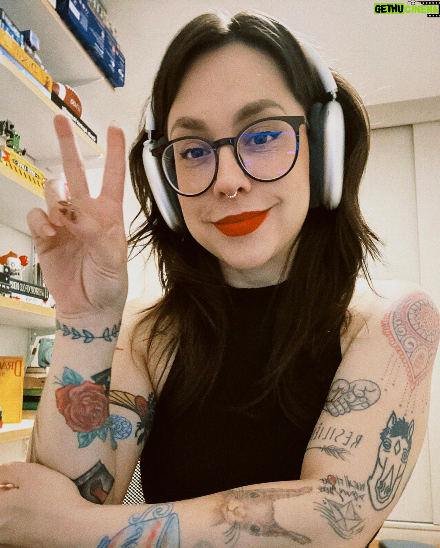 Patrícia dos Reis - 9K Likes - Saudades de fazer uns rabiscos novos 🥺🥺
ps: em choque com o tamanho do meu cabelo 💇🏻♀️
