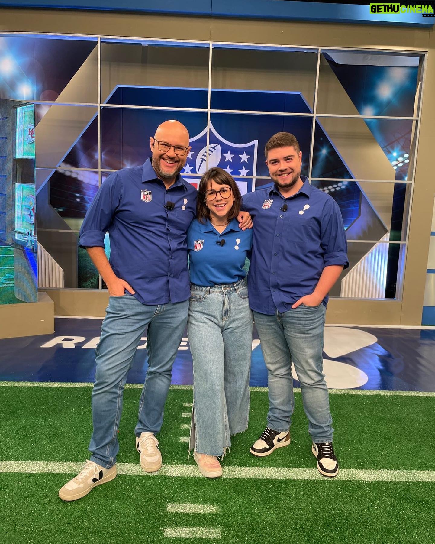 Patrícia dos Reis - 22K Likes - Passando pra lembrar caso você ainda não saiba que essa gatinha aqui (eu no caso) é apresentadoura de tv na @redetv 💅🏻 📺
Então se liga que todo domingo a partir das 17h @golim @napoalmeida @marcelonarrador e eu, estamos ao vivo comentando NFL na tv aberta (chique demais).
E toda segunda ás 23:30 tem o #NFLShow com a gente também comentando tudo que aconteceu no mundinho NFL 🏈
Se eu fosse vocês eu não dava mole de ver esse quarteto fantástico na sua tv!