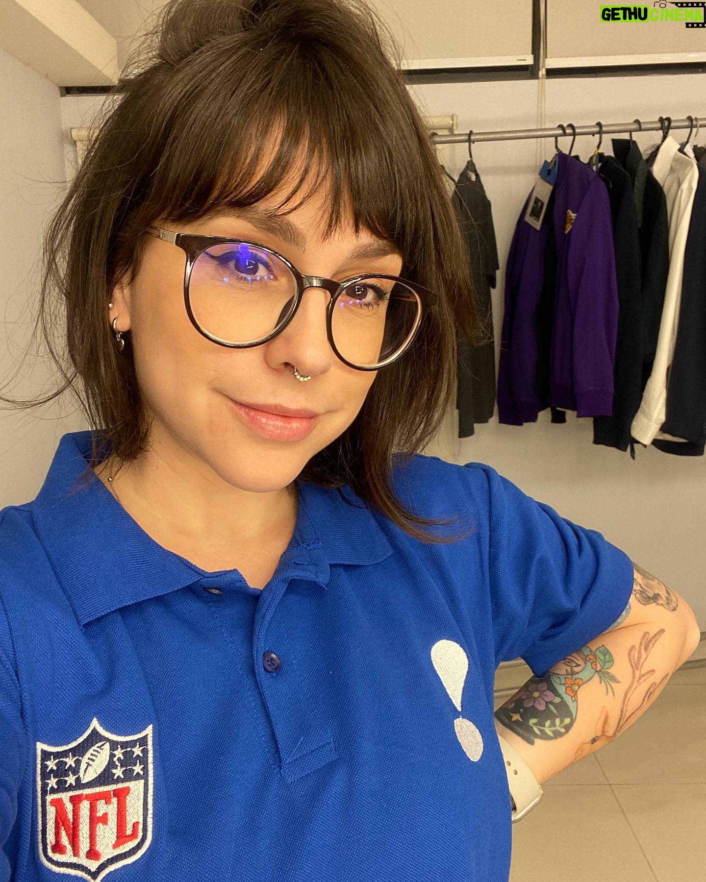 Patrícia dos Reis - 22K Likes - Passando pra lembrar caso você ainda não saiba que essa gatinha aqui (eu no caso) é apresentadoura de tv na @redetv 💅🏻 📺
Então se liga que todo domingo a partir das 17h @golim @napoalmeida @marcelonarrador e eu, estamos ao vivo comentando NFL na tv aberta (chique demais).
E toda segunda ás 23:30 tem o #NFLShow com a gente também comentando tudo que aconteceu no mundinho NFL 🏈
Se eu fosse vocês eu não dava mole de ver esse quarteto fantástico na sua tv!