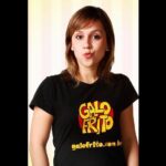 Patrícia dos Reis Instagram - Você lembra quando começou a me seguir?  Pergunto isso porque até eu mesma às vezes esqueço de como eu cheguei até aqui, pois já são quase 13 anos fazendo conteúdo para internet.  Claro que hoje em dia as pessoas entendem mais fácil o que são os influenciadores e criadores de conteúdos, mas nem sempre foi assim e eu vou contar a minha história… O Youtube chegou no Brasil em 2007 e eu apareci no meu primeiro vídeo do Galo Frito em 2009, ou seja, faziam só dois anos que a plataforma tinha chegado por aqui e a gente já estava lá desbravando. E desbravando real porque nessa época Youtube não dava dinheiro nãoooo, isso rolou tempos depois.  Mas foi aí que sem saber o que o futuro reservava,eu que era estudante de Publicidade e Propaganda, larguei tudo, tranquei a faculdade no último período, larguei meu trabalho de atendente de call center e vim parar aqui como Pathy dos Reis.  E nesses anos todos eu: acumulei milhões de views em paródias icónicas (sim gente nem eu sei cantar as músicas originais sem lembrar das paródias), dei vida a Pathy que te Pariu uma personagem que eu fazia no Galo Frito,criei um canal solo no YT,  escrevi um livro de terror, participei de vários programas de TV, carreguei a tocha olímpica, participei de um filme, fiz peça de teatro, apareci em revistas e jornais, tive dois podcasts, um programa de rádio, dei palestra e trabalhei e ainda trabalho com várias marcas incríveis!  Vendo hoje no que a internet se transformou e vem se transformando é foda demais ver como a minha vida se transformou junto sabe?  Venho de uma época que viver de internet parecia quase impossível, as marcas estavam começando a entender como trabalhar com "os youtubers" (nessa época não tinha o nome de influencer hahaha) e do lado de cá eu tava tentando entender o que ia ser da minha vida, como eu ia ganhar dinheiro, se ia rolar viver só disso, quanto tempo ia durar e sempre foram muitos questionamentos.  Há quem diga que eu sumi da internet, pq parei de fazer paródias e vídeos de humor, mas eu arrisco dizer que eu me dei um tempo pra entender quem era eu nessa imensidão que me engoliu e me fez crescer na marra.  (CONTINUA NOS COMENTÁRIOS)
