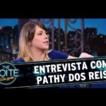 Patrícia dos Reis Instagram - Você lembra quando começou a me seguir?  Pergunto isso porque até eu mesma às vezes esqueço de como eu cheguei até aqui, pois já são quase 13 anos fazendo conteúdo para internet.  Claro que hoje em dia as pessoas entendem mais fácil o que são os influenciadores e criadores de conteúdos, mas nem sempre foi assim e eu vou contar a minha história… O Youtube chegou no Brasil em 2007 e eu apareci no meu primeiro vídeo do Galo Frito em 2009, ou seja, faziam só dois anos que a plataforma tinha chegado por aqui e a gente já estava lá desbravando. E desbravando real porque nessa época Youtube não dava dinheiro nãoooo, isso rolou tempos depois.  Mas foi aí que sem saber o que o futuro reservava,eu que era estudante de Publicidade e Propaganda, larguei tudo, tranquei a faculdade no último período, larguei meu trabalho de atendente de call center e vim parar aqui como Pathy dos Reis.  E nesses anos todos eu: acumulei milhões de views em paródias icónicas (sim gente nem eu sei cantar as músicas originais sem lembrar das paródias), dei vida a Pathy que te Pariu uma personagem que eu fazia no Galo Frito,criei um canal solo no YT,  escrevi um livro de terror, participei de vários programas de TV, carreguei a tocha olímpica, participei de um filme, fiz peça de teatro, apareci em revistas e jornais, tive dois podcasts, um programa de rádio, dei palestra e trabalhei e ainda trabalho com várias marcas incríveis!  Vendo hoje no que a internet se transformou e vem se transformando é foda demais ver como a minha vida se transformou junto sabe?  Venho de uma época que viver de internet parecia quase impossível, as marcas estavam começando a entender como trabalhar com "os youtubers" (nessa época não tinha o nome de influencer hahaha) e do lado de cá eu tava tentando entender o que ia ser da minha vida, como eu ia ganhar dinheiro, se ia rolar viver só disso, quanto tempo ia durar e sempre foram muitos questionamentos.  Há quem diga que eu sumi da internet, pq parei de fazer paródias e vídeos de humor, mas eu arrisco dizer que eu me dei um tempo pra entender quem era eu nessa imensidão que me engoliu e me fez crescer na marra.  (CONTINUA NOS COMENTÁRIOS)