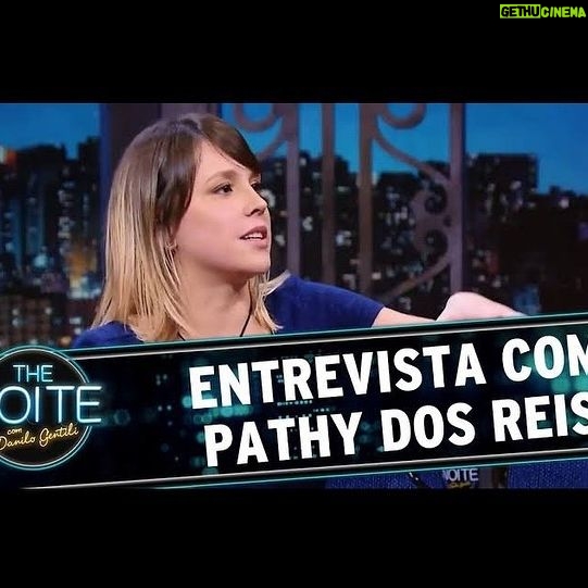 Patrícia dos Reis - 48.4K Likes - Você lembra quando começou a me seguir?
Pergunto isso porque até eu mesma às vezes esqueço de como eu cheguei até aqui, pois já são quase 13 anos fazendo conteúdo para internet.
Claro que hoje em dia as pessoas entendem mais fácil o que são os influenciadores e criadores de conteúdos, mas nem sempre foi assim e eu vou contar a minha história…
O Youtube chegou no Brasil em 2007 e eu apareci no meu primeiro vídeo do Galo Frito em 2009, ou seja, faziam só dois anos que a plataforma tinha chegado por aqui e a gente já estava lá desbravando. E desbravando real porque nessa época Youtube não dava dinheiro nãoooo, isso rolou tempos depois.
Mas foi aí que sem saber o que o futuro reservava,eu que era estudante de Publicidade e Propaganda, larguei tudo, tranquei a faculdade no último período, larguei meu trabalho de atendente de call center e vim parar aqui como Pathy dos Reis.
E nesses anos todos eu: acumulei milhões de views em paródias icónicas (sim gente nem eu sei cantar as músicas originais sem lembrar das paródias), dei vida a Pathy que te Pariu uma personagem que eu fazia no Galo Frito,criei um canal solo no YT, escrevi um livro de terror, participei de vários programas de TV, carreguei a tocha olímpica, participei de um filme, fiz peça de teatro, apareci em revistas e jornais, tive dois podcasts, um programa de rádio, dei palestra e trabalhei e ainda trabalho com várias marcas incríveis!
Vendo hoje no que a internet se transformou e vem se transformando é foda demais ver como a minha vida se transformou junto sabe?
Venho de uma época que viver de internet parecia quase impossível, as marcas estavam começando a entender como trabalhar com "os youtubers" (nessa época não tinha o nome de influencer hahaha) e do lado de cá eu tava tentando entender o que ia ser da minha vida, como eu ia ganhar dinheiro, se ia rolar viver só disso, quanto tempo ia durar e sempre foram muitos questionamentos.
Há quem diga que eu sumi da internet, pq parei de fazer paródias e vídeos de humor, mas eu arrisco dizer que eu me dei um tempo pra entender quem era eu nessa imensidão que me engoliu e me fez crescer na marra.
(CONTINUA NOS COMENTÁRIOS)