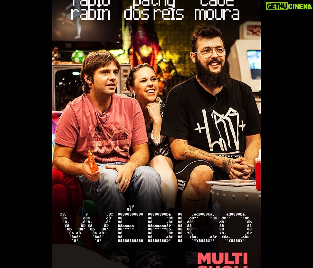 Patrícia dos Reis - 48.4K Likes - Você lembra quando começou a me seguir?
Pergunto isso porque até eu mesma às vezes esqueço de como eu cheguei até aqui, pois já são quase 13 anos fazendo conteúdo para internet.
Claro que hoje em dia as pessoas entendem mais fácil o que são os influenciadores e criadores de conteúdos, mas nem sempre foi assim e eu vou contar a minha história…
O Youtube chegou no Brasil em 2007 e eu apareci no meu primeiro vídeo do Galo Frito em 2009, ou seja, faziam só dois anos que a plataforma tinha chegado por aqui e a gente já estava lá desbravando. E desbravando real porque nessa época Youtube não dava dinheiro nãoooo, isso rolou tempos depois.
Mas foi aí que sem saber o que o futuro reservava,eu que era estudante de Publicidade e Propaganda, larguei tudo, tranquei a faculdade no último período, larguei meu trabalho de atendente de call center e vim parar aqui como Pathy dos Reis.
E nesses anos todos eu: acumulei milhões de views em paródias icónicas (sim gente nem eu sei cantar as músicas originais sem lembrar das paródias), dei vida a Pathy que te Pariu uma personagem que eu fazia no Galo Frito,criei um canal solo no YT, escrevi um livro de terror, participei de vários programas de TV, carreguei a tocha olímpica, participei de um filme, fiz peça de teatro, apareci em revistas e jornais, tive dois podcasts, um programa de rádio, dei palestra e trabalhei e ainda trabalho com várias marcas incríveis!
Vendo hoje no que a internet se transformou e vem se transformando é foda demais ver como a minha vida se transformou junto sabe?
Venho de uma época que viver de internet parecia quase impossível, as marcas estavam começando a entender como trabalhar com "os youtubers" (nessa época não tinha o nome de influencer hahaha) e do lado de cá eu tava tentando entender o que ia ser da minha vida, como eu ia ganhar dinheiro, se ia rolar viver só disso, quanto tempo ia durar e sempre foram muitos questionamentos.
Há quem diga que eu sumi da internet, pq parei de fazer paródias e vídeos de humor, mas eu arrisco dizer que eu me dei um tempo pra entender quem era eu nessa imensidão que me engoliu e me fez crescer na marra.
(CONTINUA NOS COMENTÁRIOS)