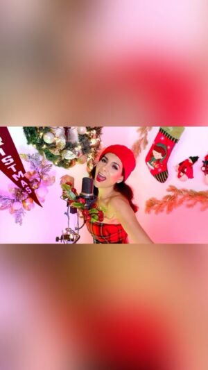 Patricia Manterola Instagram - FELIZ NOCHE BUENA A TODOS!!!
🎵 2021 - “FELIZ NAVIDAD 50 aniversario” 🎄🤍 Tuve el honor de ser invitada por mi querido @rudyperezmusic para celebrar cantando el 50 aniversario de este “clásico” de José Feliciano junto a otros grandes artistas. El VIDEO completo está en el link de mis historias 😉👆