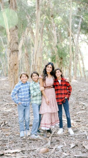 Patricia Manterola Instagram - Ellos: mi ancla, mi motor y mis alas para volar!!! 3 de mis 4 amores!!! ♥️♥️♥️ 

PD. Si viven en el sur de California y quieren hacer fotos de familia, les recomiendo muchísimo a la fotógrafa @miminguyenphoto 🙌 que hace estas fotos TAN divinas!!! 🥰😍🙏🏼