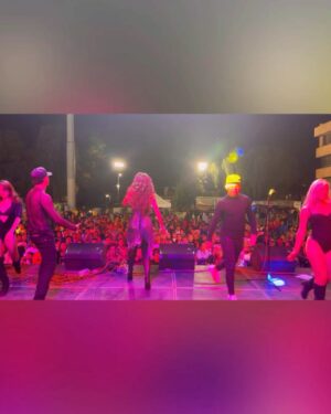 Patricia Manterola Instagram - La semana pasada fue mágica!!! 🤩 y mi corazón lleno de agradecimiento!!!! 
El evento para apoyar a  Acapulco fue todo un éxito logrando entregar 2 trailers llenos de víveres!!! @pattylavalle @palomeragroup @alepalomera1 
🙌🙌🙌🙌
Y por si fuera poco la fiesta navideña de @90spoptour con @gb5official y muchos compañeros más fue espectacular 😍 21 arenas CDMX!!! Gracias @boboproducciones @sonsalsco @ariborovoy @jackborovoy75 
♥️♥️♥️
Gracias por las fotos mis amores: 
Evento Acapulco: @cancion10 
Arena CDMX: @pavelantonfoto 
Glam:
👗@angelfarfalla 
Makeup: Acapulco: @emmanuelgrandelopez Arena: @franalcan 
Hair: @alexismay2feel @mayra_gonzalez2704.hairstyle