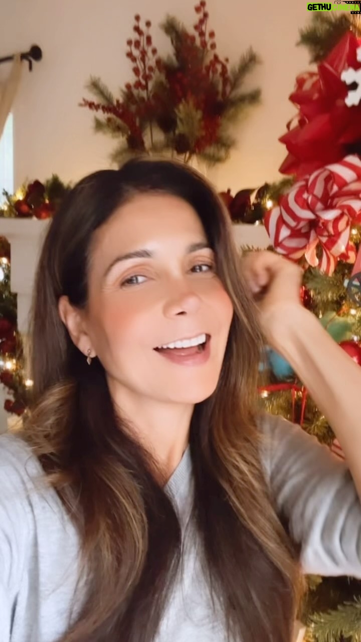 Patricia Manterola Instagram - 🎶 1995 - “Mi Religión eres tú” del álbum Hambre de Amor 😍😍😍 Se me había pasado postear este video que hice antes de Navidad 😜