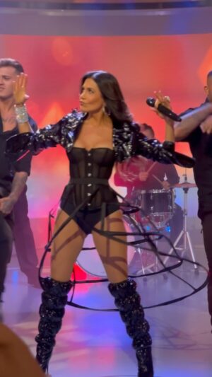 Patricia Manterola Instagram - Me encanta la reacción de la gente con #BlaBlaBla 😍 Gracias a @encasacontelemundo por la energía con la que recibieron el tema!!! Las extrañé chicas @laseoaneoficial y @loveuakira ojalá se nos haga pronto!!! 🙌💖