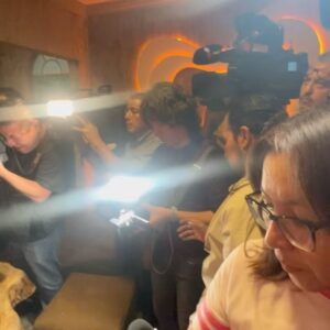 Patricia Manterola Instagram - Hoy presentación oficial de nuestro video #blablabla con mi hermosa @patriciamanterola gracias a @perlanegra.mxx y a todos nuestros amigos de los medios por acompañarnos! ❤️ @artflandes @johnymonteroo @nicopr.mx @tavonito98