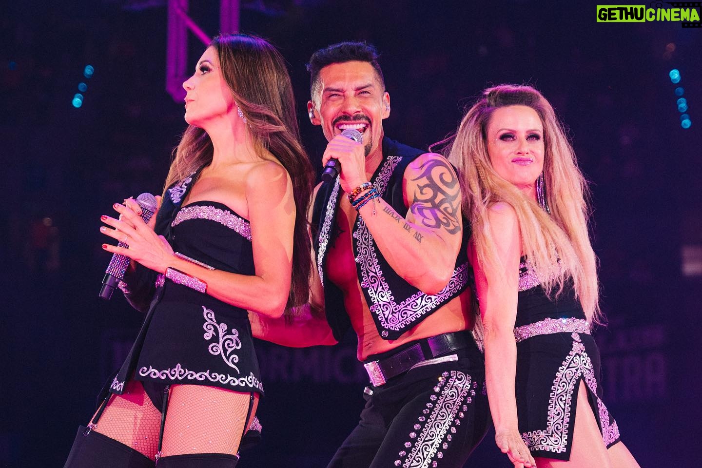 Patricia Manterola Instagram - ¿Cómo superar la FIESTA que se armó con la llegada de @gb5official a nuestra Xmas Party? 😮💨🤩👏🏼 Cuando se trata de hacer bailar a miles de NOVENTEROS, ellos no pueden faltar. 🕺🎉 Y también formarán parte de la fiesta navideña mas noventera🎄en PUEBLA este 16 de Diciembre en el @auditoriognpseguros🙌🏼✨ ¡No te quedes fuera! 🎟️Boletos disponibles en @eticketmx y linktr.ee/90spoptour