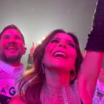 Patricia Manterola Instagram – Anoche Ari nos daba las gracias… AL CONTRARIO muchísimas gracias a TODOS y cada uno del equipazo de @boboproducciones empezando por @sonsalsco @ariborovoy y @jackborovoy75 quienes hacen posible @90spoptour y nos regalan a “TODOS” (los que estamos arriba y abajo del escenario) una GRAN sonrisa en el corazón ♥️ #Gracias #90spoptour