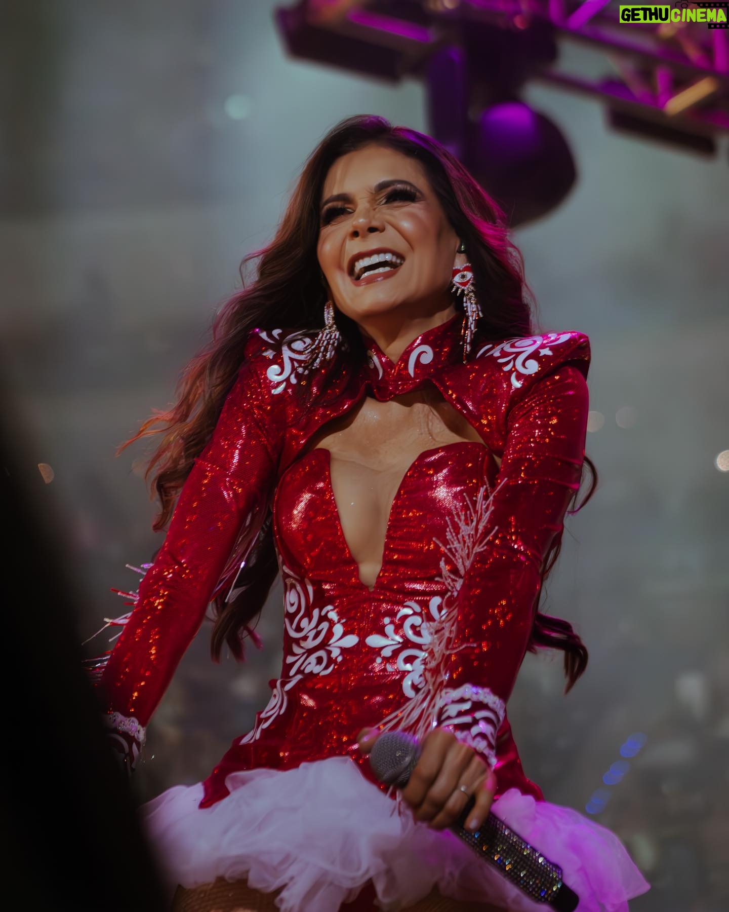 Patricia Manterola Instagram - Celebramos a lo alto la vida de nuestra adorada @patriciamanterola 🎉🙌🏼 ¡Te deseamos que sea un nuevo año lleno de bendiciones y de mucha música! ✨🎶 Tu energía y tu belleza en el escenario de esta FIESTA es sin duda pieza clave ⭐️💕 ¡Toda la familia NOVENTERA te deseamos un muy FELIZ CUMPLEAÑOS! 🎂