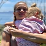 Patricia Montero Instagram - Mi mejor regalo 💝 Pequeñas seres de luz que me habéis convertido en lo mejor que había podido imaginar. 🩵 Os quiero Feliz día a todas las mamás que un día decidieron con las posibilidades que tenían SER MADRES. 🤍 #DiaDeLaMadre 🌷 #MamiLisYLayla