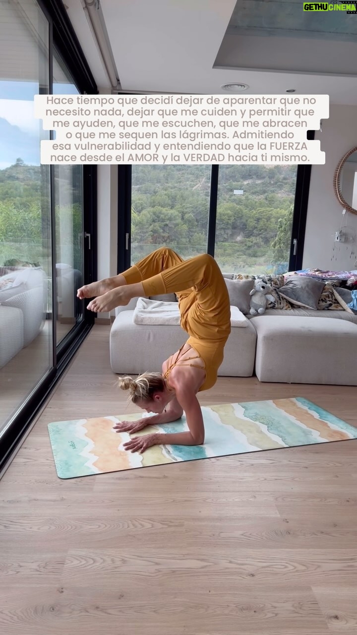 Patricia Montero Instagram - Me considero una persona “fuerte”, aunque desde hace un tiempo estoy contenta de haber evolucionado y entendido que ser fuerte también es flaquear, llorar, romperme o quejarme. Porque el control para proteger ese “TODO ESTÁ BIEN” agota, cuando lo que más necesitas es aflojar y mostrar esa vulnerabilidad que se esconde detrás de esa coraza. Con la práctica de YOGA, aprendí que cuidarme es esencial para cuidar mi entorno, aunque este final de mi autopráctica con mi hija Lis cuidándome, tapando mis ojos, me hace reflexionar sobre lo importante que es también DEJARME CUIDAR, soltar mi AUTOEXIGENCIA, que sin darme cuenta va marcando cierta distancia con mi entorno. Hace tiempo que decidí dejar de aparentar que no necesito nada, dejar que me cuiden y permitir que me ayuden, que me escuchen… que me abracen o que me sequen las lágrimas. Admitiendo esa vulnerabilidad y entendiendo que la fuerza nace desde el amor y la verdad hacia ti mismo. Gracias a todos los que ME CUIDÁIS con pequeños gestos, y de vez en cuando me recordáis un “afloja Patry, afloja …” 🙏🏻 y a ti LIS, esto es sólo un gesto de muchos que tienes con papá y mamá, gracias por tu intuición y por cuidarnos. Te queremos pequeña 🤍 📌 Abro un hilo por si os apetece que comentemos, ¿por qué nos cuesta tanto aflojar y dejar que nos cuiden? #amorPropio #AutoExigencia #Emprendimiento #Yoga #SelfLove