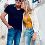 Patricia Montero Instagram – Nunca me atrevo a escribir sobre esto, pero hoy, en medio de un día gris, lo hago como ejercicio para atravesar desde la conciencia, amor y dándome completamente lo mismo el qué dirán 🙏🏻🤗 

La positividad es para mí el motor que mueve la vida, proyectar esa actitud me empuja a buscar siempre la mejor perspectiva, aunque esté atravesando momentos difíciles. Bailar es esa expresión que me conecta con la libertad y siempre me saca una sonrisa 😊 

 Hoy se celebra el #diadelafelicidad y como cada 20 de marzo, es un día donde me paro a reflexionar y recordar a mi mamá 💔 Han pasado 9 años desde que se fue, pero no hay día que no esté presente en mí 🤍

Ayer 19 de marzo, fue el día del padre y capturé estos momentos donde se ve en alma y esencia mi padre @artes_escenicas_espana He elegido el baile lo 1° porque fue parte de su salvavidas cuando murió mi madre, junto con unas ganas y una ilusión por vivir que sigo aplaudiendo a día de hoy 👏🏻✨👏🏻

Porque si algo me has enseñado papá es, a NO RENDIRME, a LUCHAR aunque cueste y a ponerle 🥚🥚 a la vida 💥 aunque en ocasiones nos los pongan tremendamente difícil 🙃

Que nada ni nadie apague tu luz y tus ganas de bailar la vida papá. Eres un valiente y estoy súper orgullosa de ti, ¡por seguir bailando la vida juntos! 

Te quiero papá ❤️
Te quiero mamá ❤️

#díainternacionaldelafelicidad #Felicidad #positivity #Positividad
