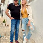Patricia Montero Instagram – Nunca me atrevo a escribir sobre esto, pero hoy, en medio de un día gris, lo hago como ejercicio para atravesar desde la conciencia, amor y dándome completamente lo mismo el qué dirán 🙏🏻🤗 

La positividad es para mí el motor que mueve la vida, proyectar esa actitud me empuja a buscar siempre la mejor perspectiva, aunque esté atravesando momentos difíciles. Bailar es esa expresión que me conecta con la libertad y siempre me saca una sonrisa 😊 

 Hoy se celebra el #diadelafelicidad y como cada 20 de marzo, es un día donde me paro a reflexionar y recordar a mi mamá 💔 Han pasado 9 años desde que se fue, pero no hay día que no esté presente en mí 🤍

Ayer 19 de marzo, fue el día del padre y capturé estos momentos donde se ve en alma y esencia mi padre @artes_escenicas_espana He elegido el baile lo 1° porque fue parte de su salvavidas cuando murió mi madre, junto con unas ganas y una ilusión por vivir que sigo aplaudiendo a día de hoy 👏🏻✨👏🏻

Porque si algo me has enseñado papá es, a NO RENDIRME, a LUCHAR aunque cueste y a ponerle 🥚🥚 a la vida 💥 aunque en ocasiones nos los pongan tremendamente difícil 🙃

Que nada ni nadie apague tu luz y tus ganas de bailar la vida papá. Eres un valiente y estoy súper orgullosa de ti, ¡por seguir bailando la vida juntos! 

Te quiero papá ❤️
Te quiero mamá ❤️

#díainternacionaldelafelicidad #Felicidad #positivity #Positividad