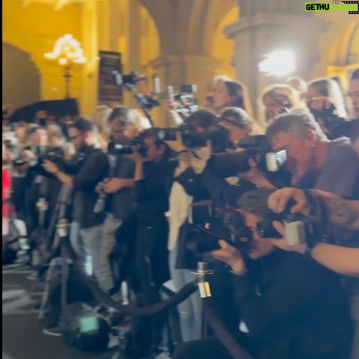 Patricia Montero Instagram - ✨ La noche donde empieza mi sueño ✨ Fue mágico poder acompañar a @pronovias en su 60 aniversario y disfrutar del increíble desfile, donde estuve a punto de coger la libreta y tomar apuntes 😂🥹 con tanta maravilla de vestidos 👗 Sí, no puedo ocultar más que PRONOVIAS será el encargado de dar forma a mis vestidos de novia (sí, habrá varios 🤪🤫) Y viendo el último video, donde se hizo un homenaje cerrando desfile al equipo de pronovias, 👏🏻👏🏻 no puedo esperas más a ponerme en sus manos y empezar a crear mis vestidos. Qué bonito y emocionante vivirlo contigo amiga @lula_duhalde 🫶🏻 Gracias @jaimeibanezr @areacg Ahhhhhh 🎉🎉🎉🎉 #PronoviasFashionShow #BBFW24 #AdroverMonteroWedding 👰♀️